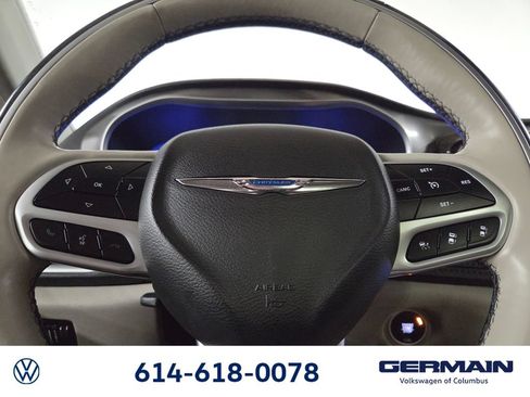 Used 2018 Chrysler Pacifica Limited w/ Tire & Wheel Group FWD image 26