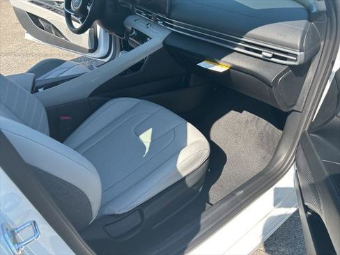 New 2026 Hyundai Elantra Limited FWD image 15