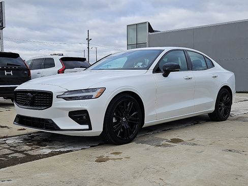 Used 2023 Volvo S60 B5 Plus w/ Climate Package image 3