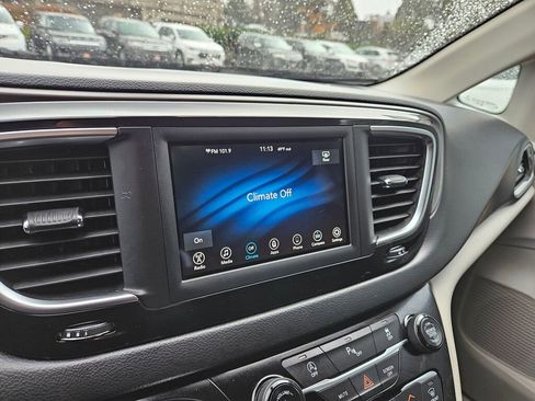 Used 2020 Chrysler Pacifica Touring image 5