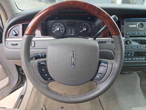 Used 2010 Lincoln Town Car Signature Limited image 7