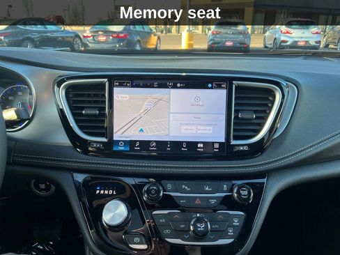 Used 2025 Chrysler Pacifica Limited image 15