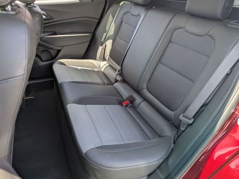 Used 2025 Chevrolet Trax LT w/ LT Convenience Package FWD image 26