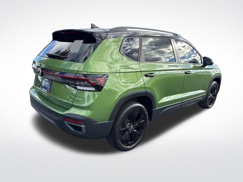 Certified 2025 Volkswagen Taos SE image 5