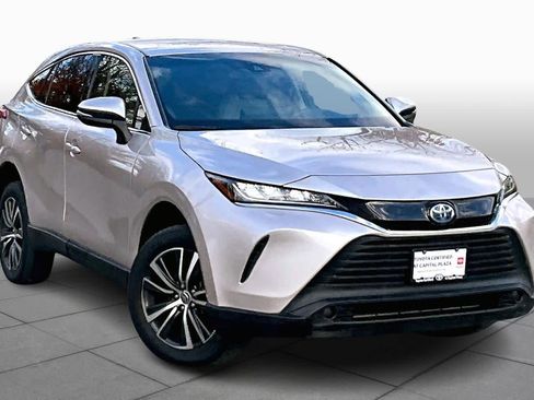 Used 2022 Toyota Venza LE image 3