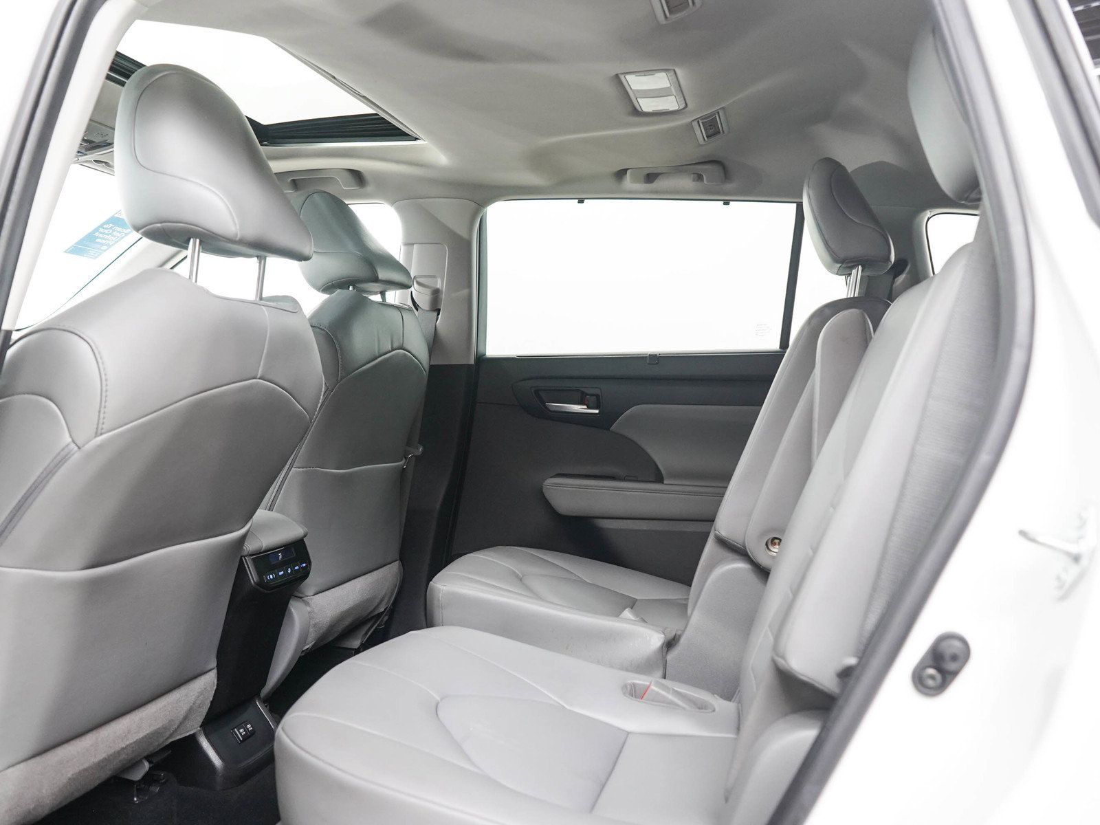 Used 2021 Toyota Highlander XLE AWD/4WD image 16