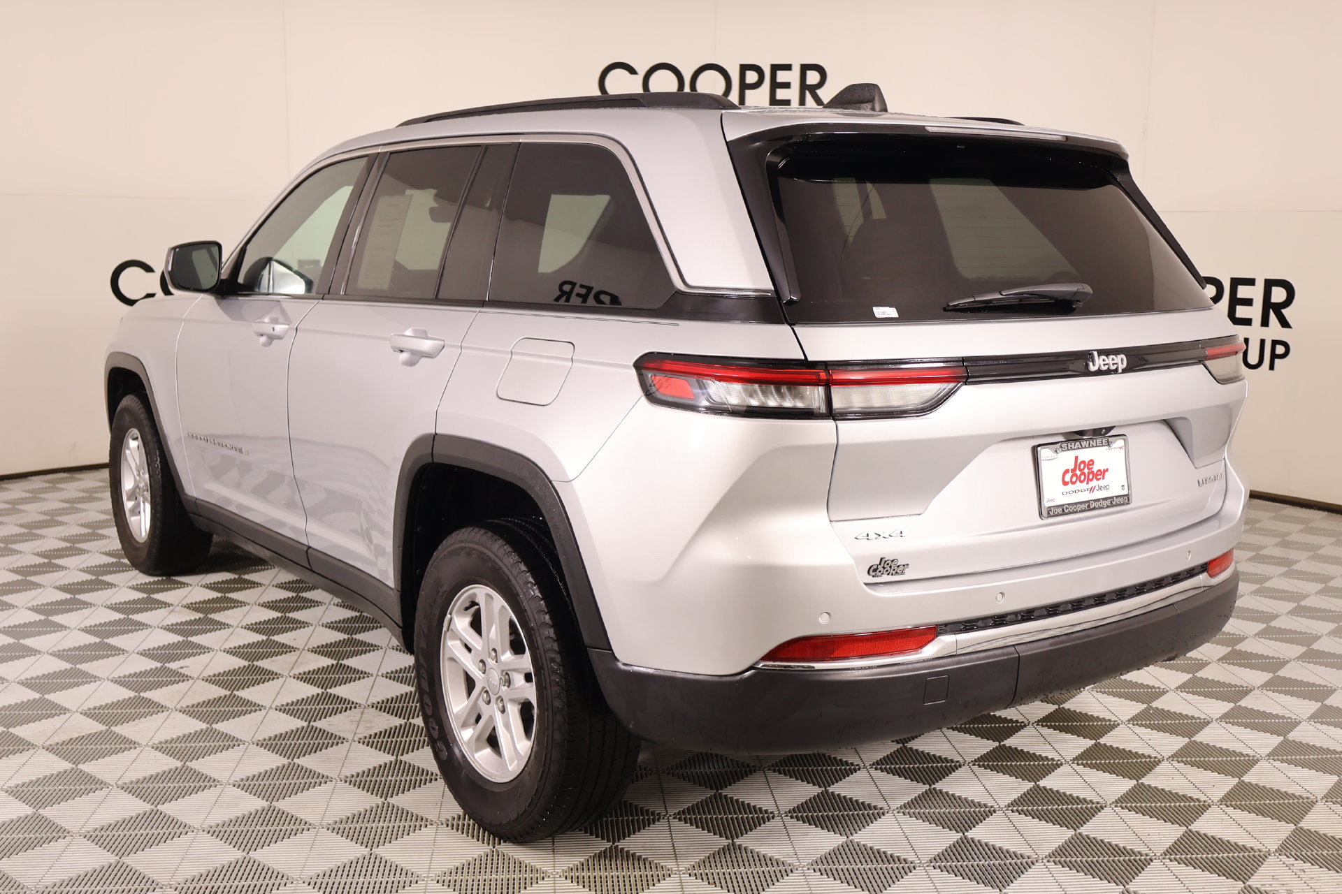 Used 2025 Jeep Grand Cherokee Laredo AWD/4WD image 21