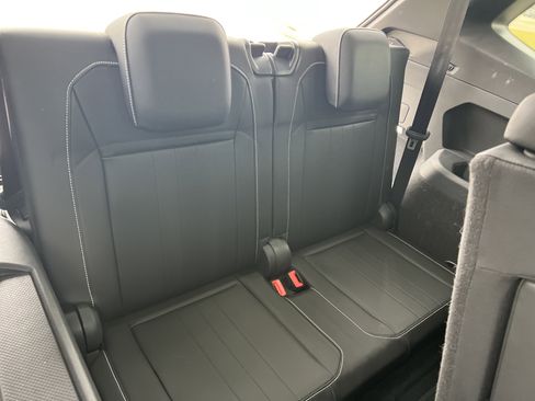 Certified 2023 Volkswagen Tiguan SE R-Line image 31