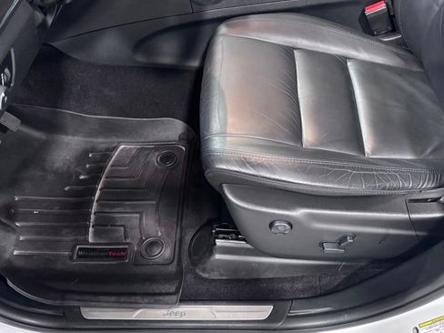 Used 2018 Jeep Grand Cherokee Limited AWD/4WD image 11