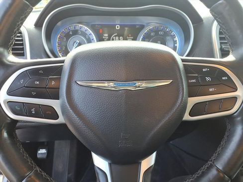 Used 2018 Chrysler 300 Limited image 5