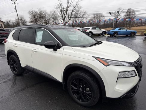 Used 2023 Nissan Rogue SV w/ SV Premium B Package image 3