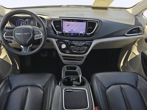 Used 2023 Chrysler Pacifica Touring-L FWD image 13