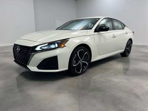 Used 2025 Nissan Altima 2.5 SR image 3