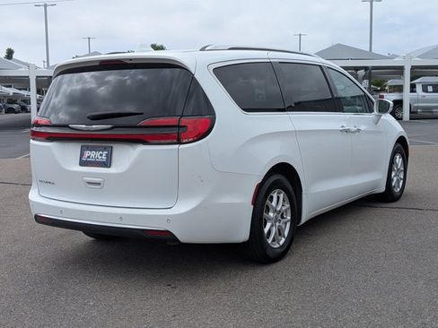 Used 2021 Chrysler Pacifica Touring-L w/ Uconnect Theater Family Group FWD image 3