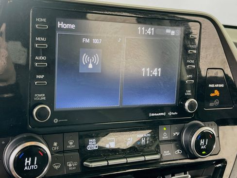 Used 2022 Toyota Highlander XLE AWD/4WD image 14