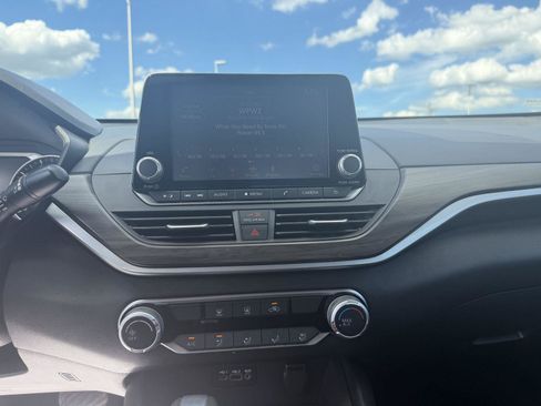 Used 2025 Nissan Altima 2.5 SV FWD image 19
