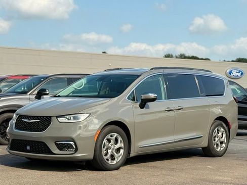 Used 2023 Chrysler Pacifica Limited FWD image 43