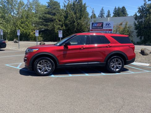 Used 2023 Ford Explorer XLT w/ Equipment Group 202A AWD/4WD image 2