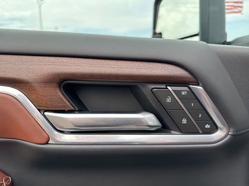 Used 2025 GMC Sierra 2500 Denali Ultimate image 11