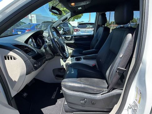 Used 2017 Dodge Grand Caravan SXT FWD image 31
