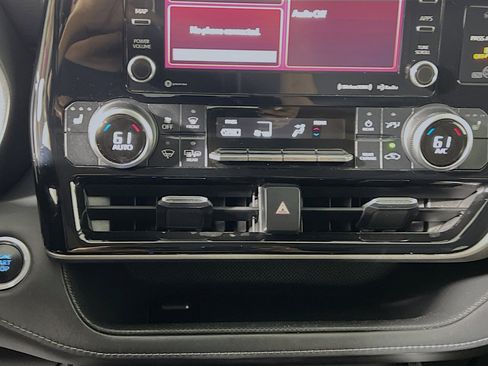 Used 2020 Toyota Highlander XLE FWD image 26