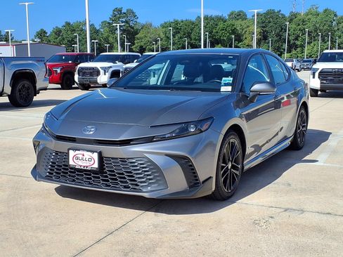 Certified 2025 Toyota Camry SE FWD image 3