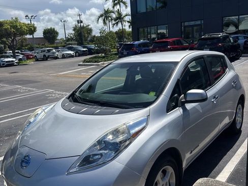 Used 2013 Nissan Leaf SV w/ LED & Quick Charge Pkg FWD image 2