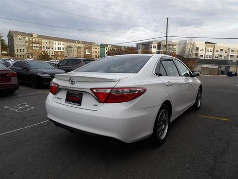 Used 2017 Toyota Camry SE image 5