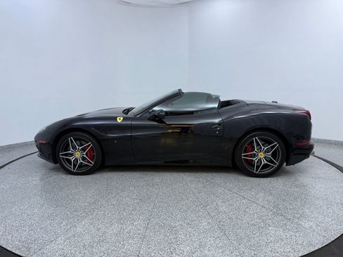 Used 2017 Ferrari California T image 31