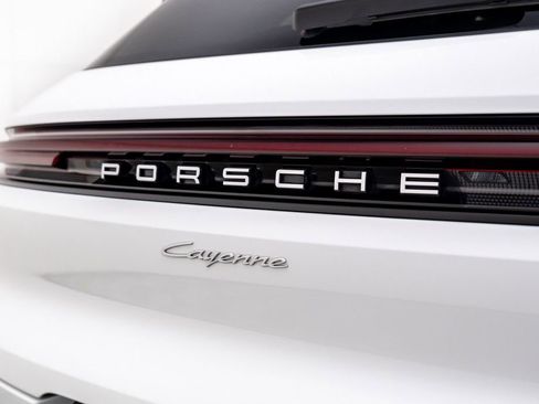 Used 2025 Porsche Cayenne image 39