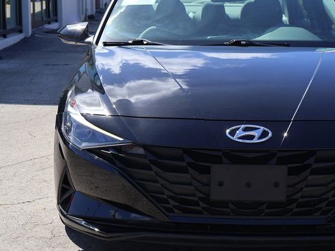 Used 2021 Hyundai Elantra SE image 12
