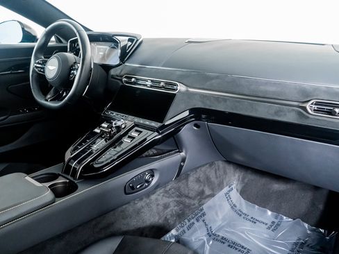 Used 2025 Aston Martin V8 Vantage Coupe image 32