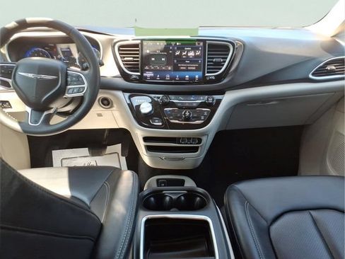 Used 2024 Chrysler Pacifica Touring-L FWD image 11
