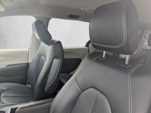 Used 2024 Chrysler Pacifica Limited FWD image 14