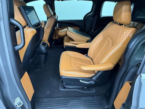 Used 2022 Chrysler Pacifica Pinnacle image 38