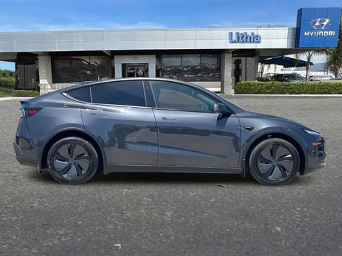 Used 2026 Tesla Model Y 2WD image 9