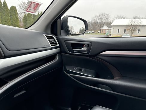 Used 2017 Toyota Highlander XLE image 24