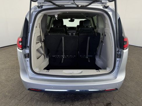 Used 2024 Chrysler Pacifica Touring-L FWD image 7