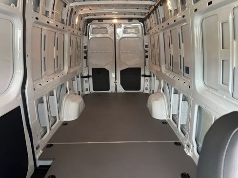 Used 2025 Mercedes-Benz Sprinter 2500 image 10