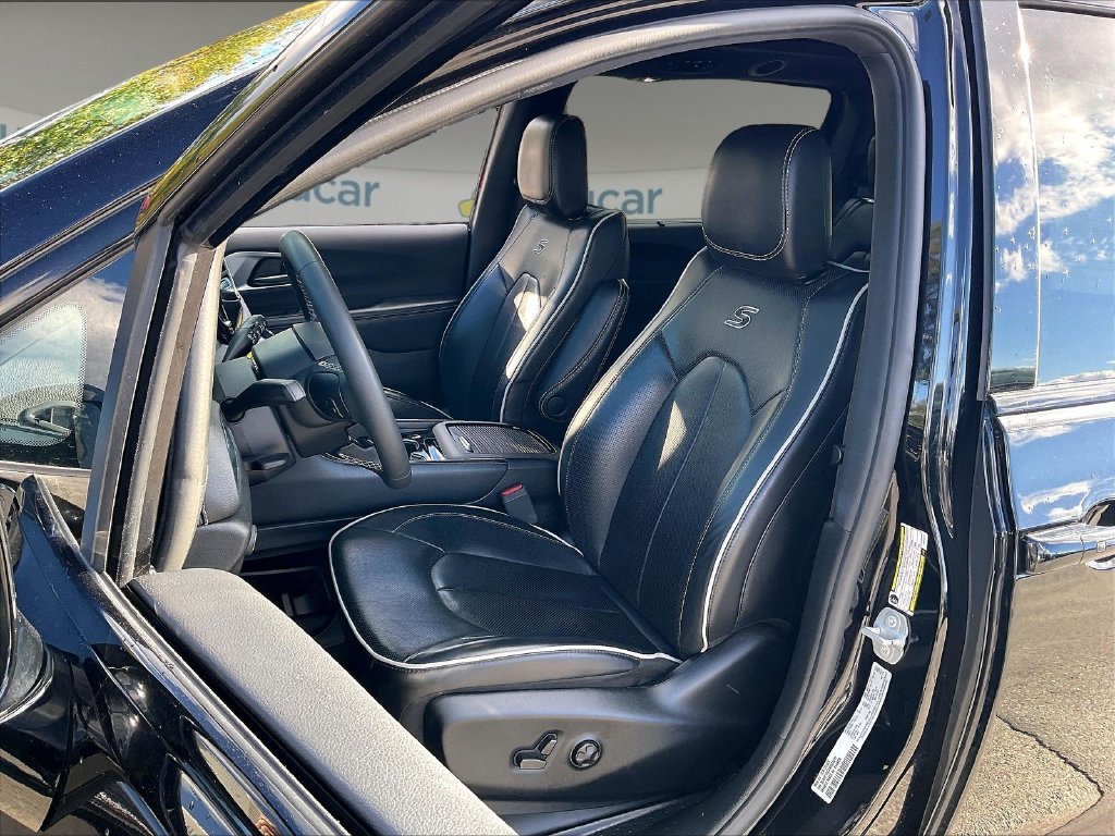 Used 2025 Chrysler Pacifica Limited FWD image 9