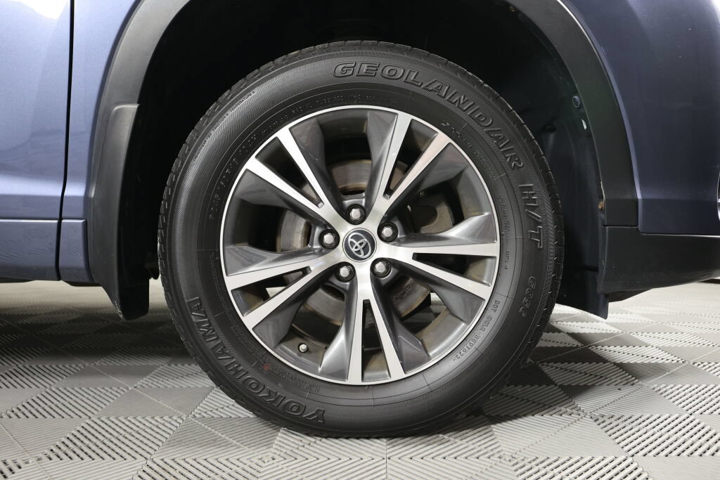 Used 2017 Toyota Highlander LE AWD/4WD image 6