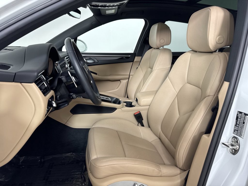 Certified 2025 Porsche Macan AWD/4WD image 5