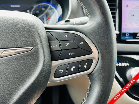 Used 2022 Chrysler Pacifica Touring-L FWD image 6