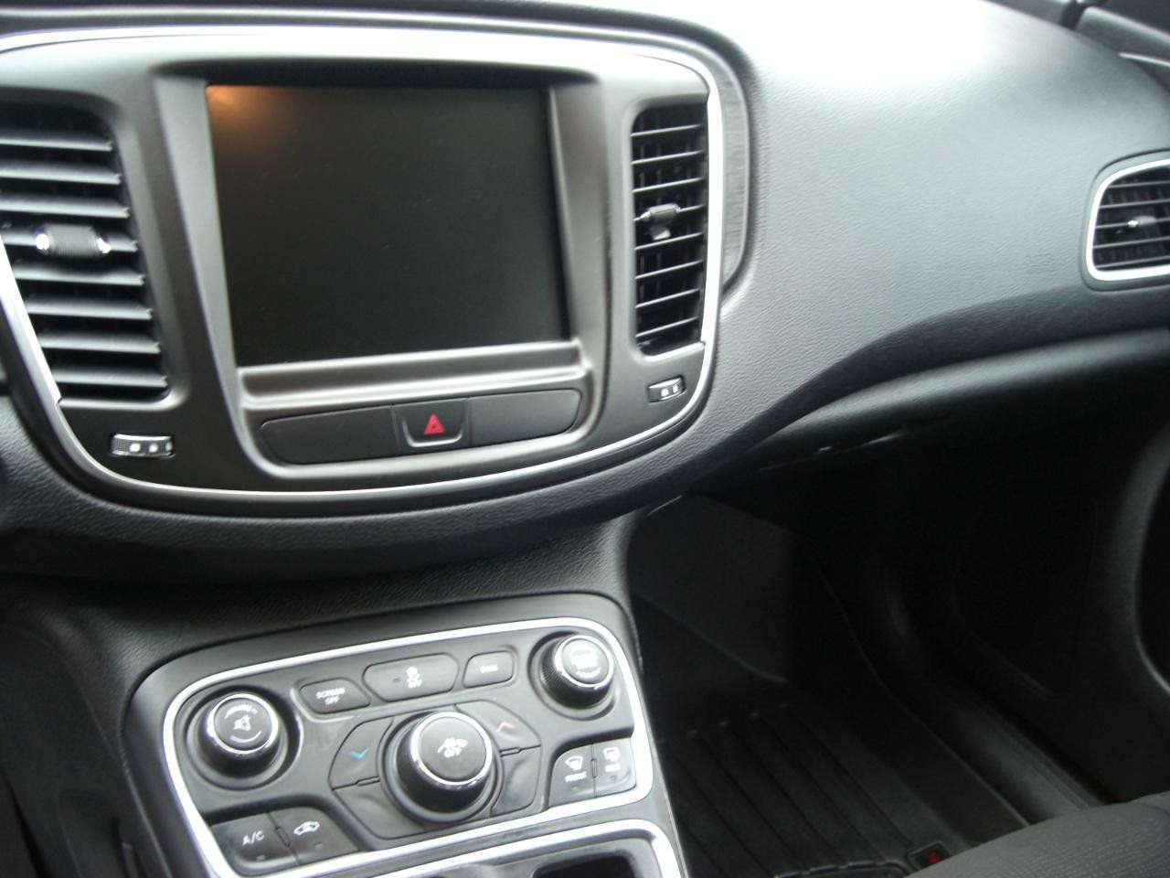 Used 2015 Chrysler 200 Limited FWD image 9