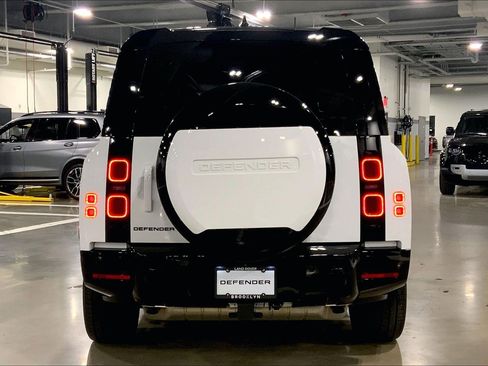 Used 2025 Land Rover Defender 130 X-Dynamic SE image 4