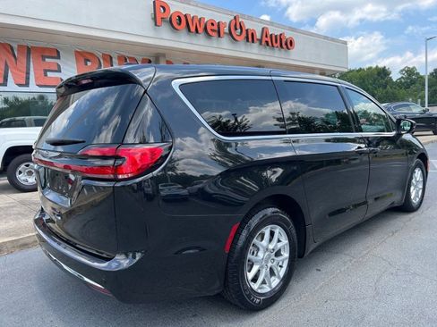 Used 2023 Chrysler Pacifica Touring-L FWD image 6