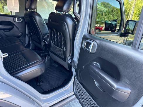 Used 2021 Jeep Wrangler Unlimited Rubicon w/ Xtreme Recon 35" Tire Package AWD/4WD image 18