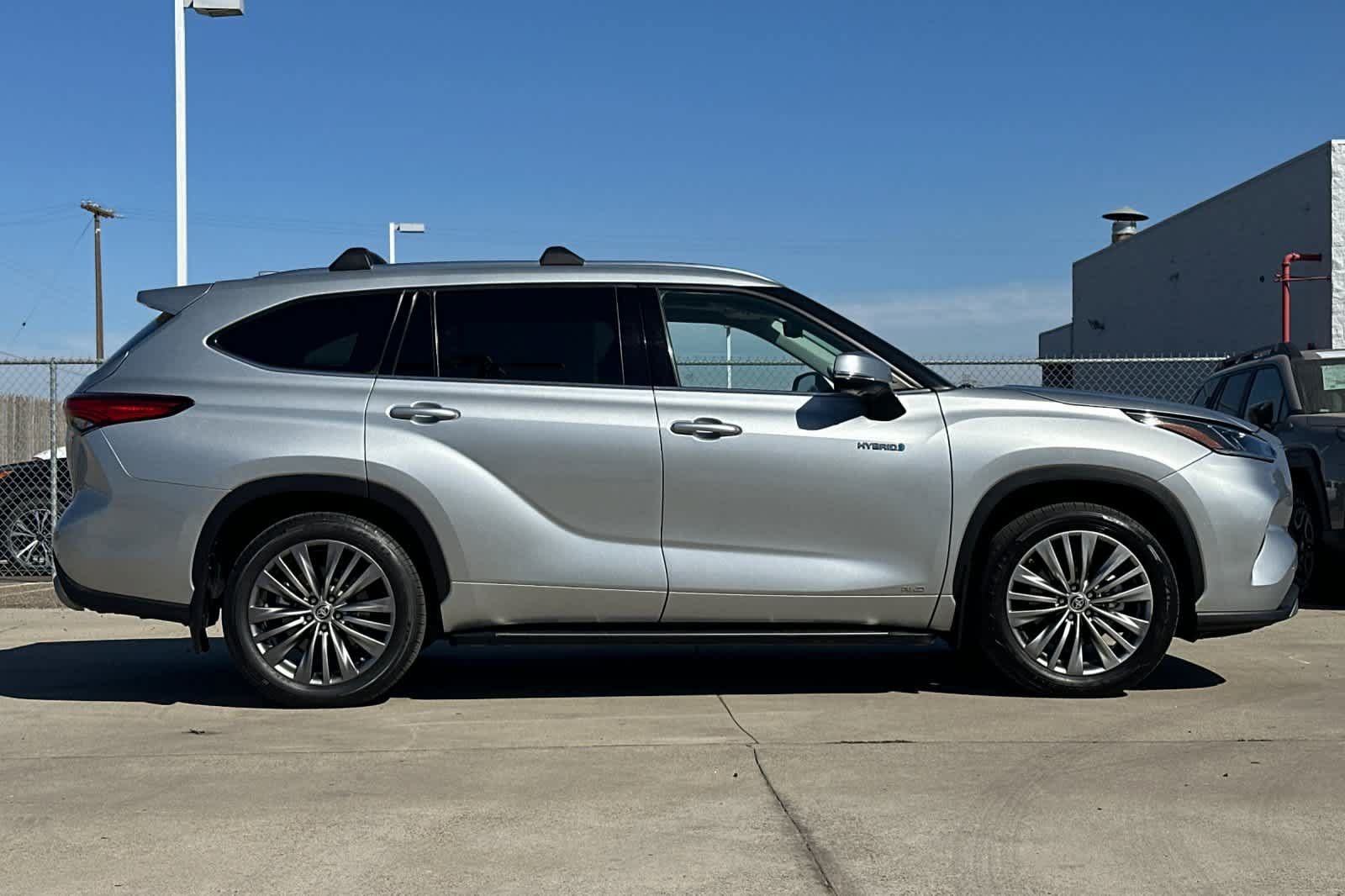 Used 2021 Toyota Highlander Platinum AWD/4WD image 2