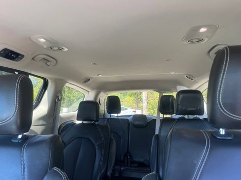 Used 2023 Chrysler Pacifica Touring-L FWD image 35