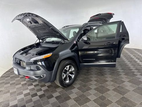 Used 2017 Jeep Cherokee Trailhawk w/ Cold Weather Group AWD/4WD image 12